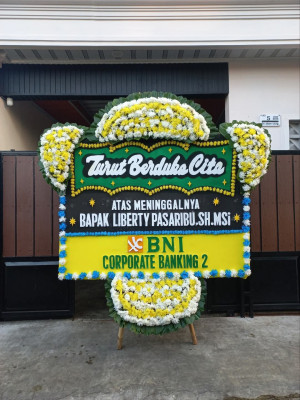 Papan Bunga Duka di Lapang