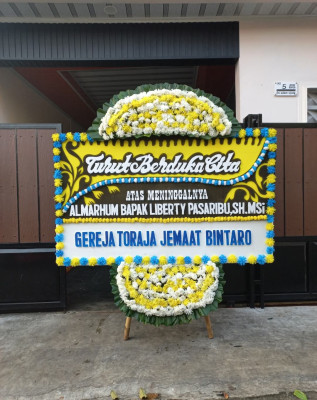 Papan Bunga Duka di Lapang