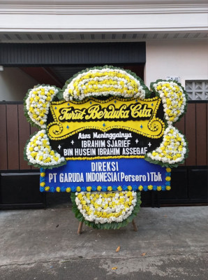Papan Bunga Duka di Lapang