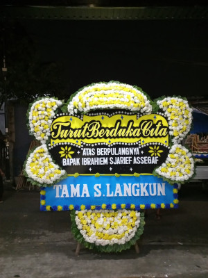 Papan Bunga Duka di Lapang