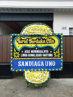 Papan Bunga Duka di Lapang