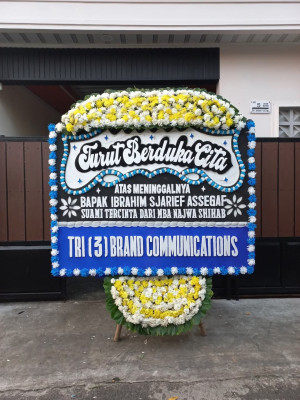 Papan Bunga Duka di Lapang
